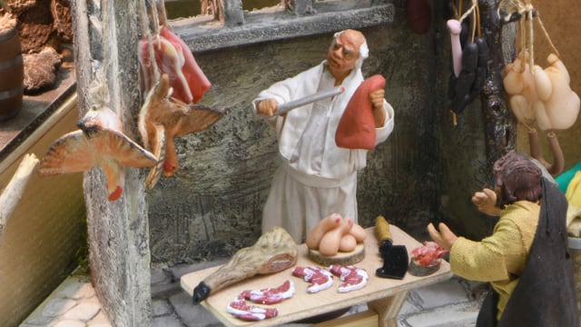 Der Stand des Metzgers mit Koteletten und Geflüge. Der Stand des Metzgers mit Koteletten und Geflüge.