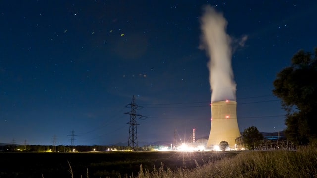 Das AKW Gösgen in der Dämmerung. Das AKW Gösgen in der Dämmerung.