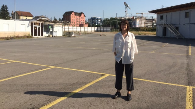Francesca Blachnik vom Verein Platzhalter steht auf einer leeren Fläche am Seetalplatz. Ihr Verein soll den Platz mit Zwischennutzungen beleben, bis am Seetalplatz ein neues Quartier ensteht. Francesca Blachnik vom Verein Platzhalter steht auf einer leeren Fläche am Seetalplatz. Ihr Verein soll den Platz mit Zwischennutzungen beleben, bis am Seetalplatz ein neues Quartier ensteht.