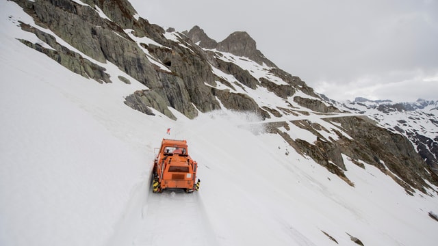 Räumungs-Fahrzeug am Sustenpass Räumungs-Fahrzeug am Sustenpass