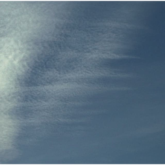 In der Höhe erkennt viele kleine, aufgehäufte Wolken. Sie erstrecken sich über eine grosse Fläche. In der Höhe erkennt viele kleine, aufgehäufte Wolken. Sie erstrecken sich über eine grosse Fläche.