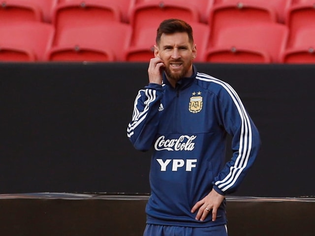 Lionel Messi kratzt sich am Bart. Lionel Messi kratzt sich am Bart.