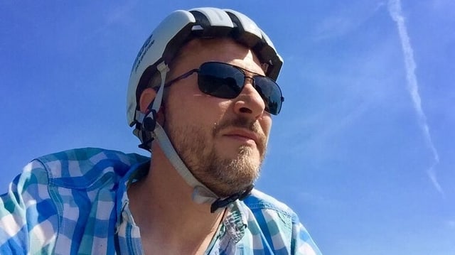 Mann mit Velohelm und Sonnenbrille Mann mit Velohelm und Sonnenbrille