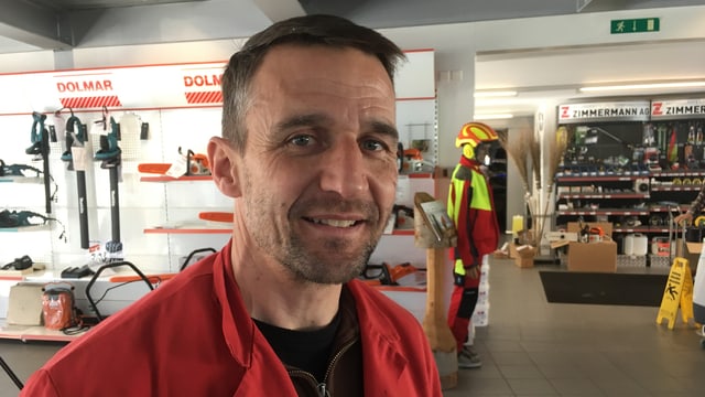 Marco Zimmermann en ses affar a Domat. Marco Zimmermann en ses affar a Domat.
