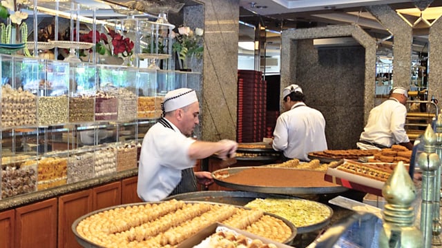 libanesischer Strassenhändler, der Essen zubereitet. libanesischer Strassenhändler, der Essen zubereitet.