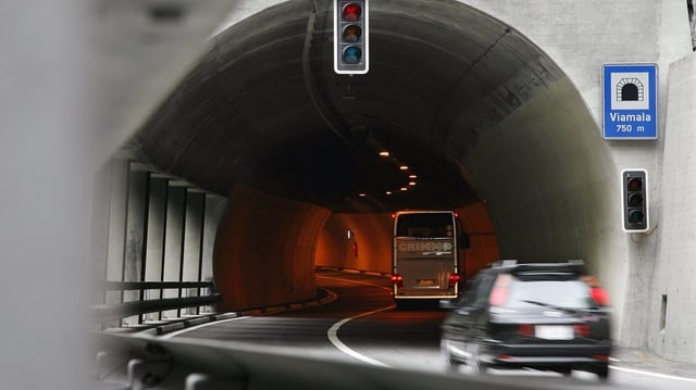 In auto charrescha en il tunnel dal Viamala In auto charrescha en il tunnel dal Viamala