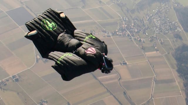 Ein Wingsuit-Flieger. Ein Wingsuit-Flieger.