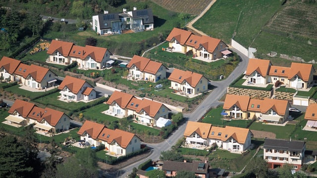 Symbolbild: Luftaufnahme eines ländlichen Einfamilienhaus-Quartiers im Kanton Waadt. Symbolbild: Luftaufnahme eines ländlichen Einfamilienhaus-Quartiers im Kanton Waadt.