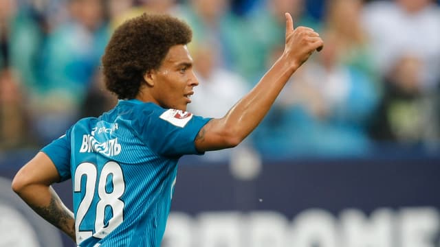 Axel Witsel zeigt den Daumen hoch Axel Witsel zeigt den Daumen hoch