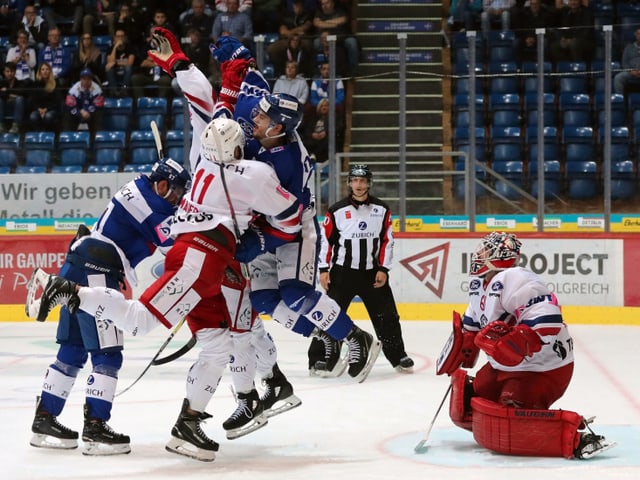 Die Rapperswil-Jona Lakers setzen sich in Kloten durch. Die Rapperswil-Jona Lakers setzen sich in Kloten durch.