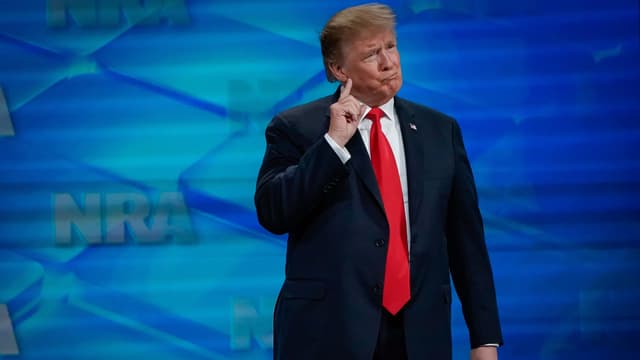 Donald Trump vor blauer Wand, wo das Logo der NRA steht. Donald Trump vor blauer Wand, wo das Logo der NRA steht.