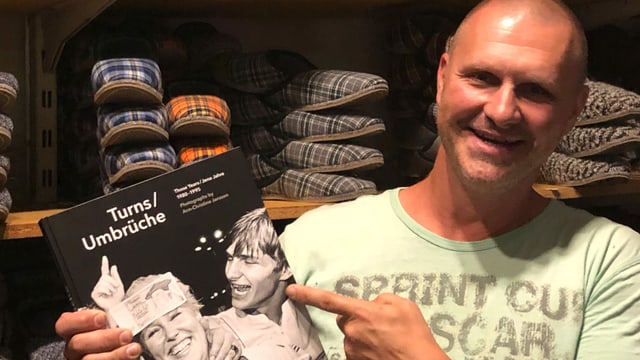 Reno Jünemann, Sohn von Ilona zeigt das zur Ikone gewordene Bild. Reno Jünemann, Sohn von Ilona zeigt das zur Ikone gewordene Bild.