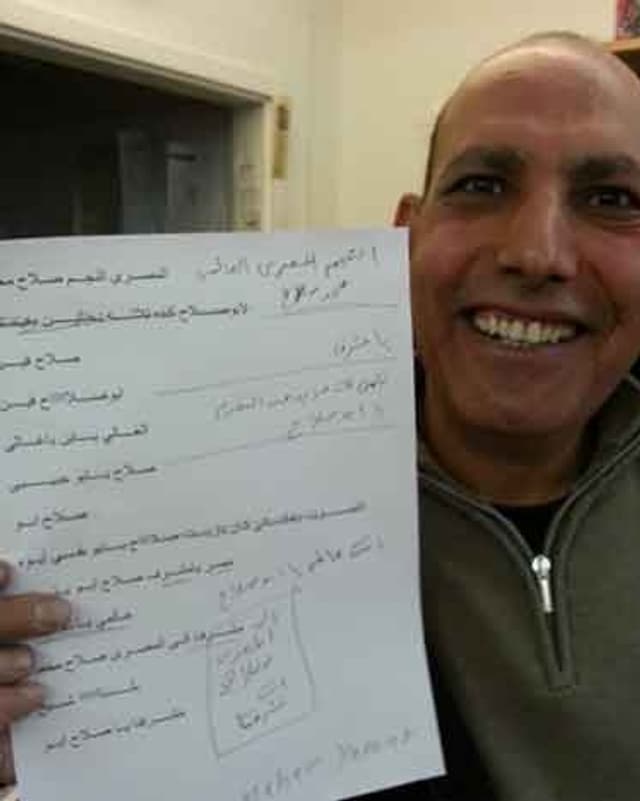 Zu sehen ist ein Ägypter, der ein A4-Papier in die Kamera zeigt. Auf dem Blatt Papier sind einige Sätze auf Arabisch. Zu sehen ist ein Ägypter, der ein A4-Papier in die Kamera zeigt. Auf dem Blatt Papier sind einige Sätze auf Arabisch.