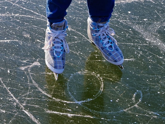 Schlittschuhe auf Eis Schlittschuhe auf Eis