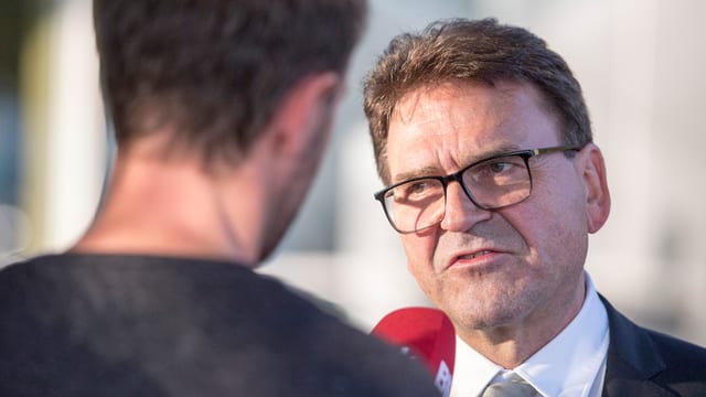 Der Zuger Regierungsrat Beat Villiger gibt ein Interview. Der Zuger Regierungsrat Beat Villiger gibt ein Interview.