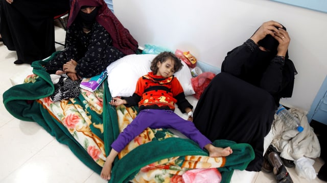 Ein mit Cholera infiziertes Mädchen in der Hauptstadt Sanaa. Ein mit Cholera infiziertes Mädchen in der Hauptstadt Sanaa.