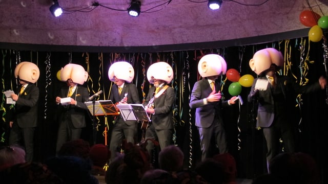 Männer in schwarzen Anzügen mit Gesäss-Masken. Männer in schwarzen Anzügen mit Gesäss-Masken.