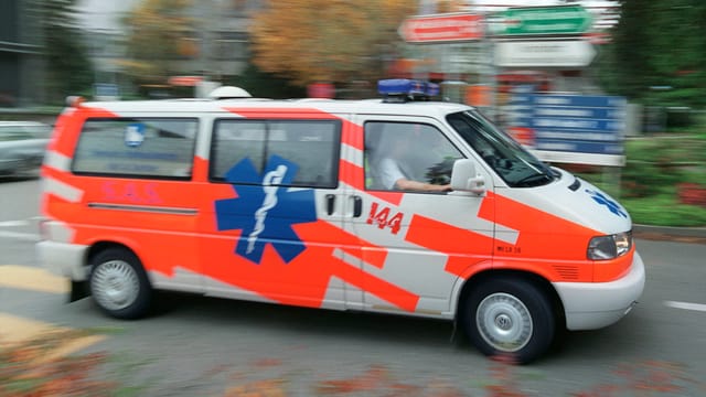 Die Ambulanz brachte den verletzten Velofahrer ins Spital. Die Ambulanz brachte den verletzten Velofahrer ins Spital.