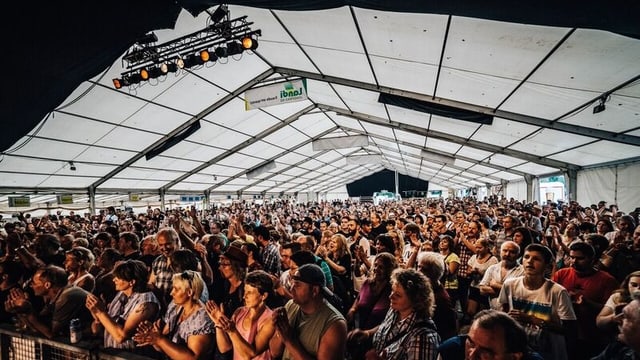 Volles Festzelt, das Publikum jubelt Volles Festzelt, das Publikum jubelt