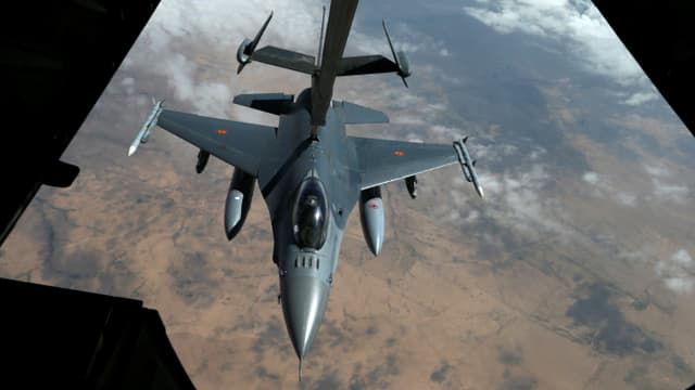 US-Kampfjet beim Auftanken über dem syrischen Luftraum. US-Kampfjet beim Auftanken über dem syrischen Luftraum.