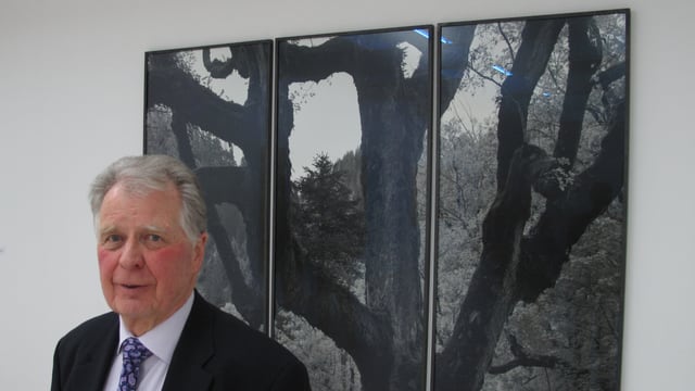 Der neue Präsident Richard T. Meier vor einem Bild der aktuellen Ausstellung im Kunsthaus Zug.