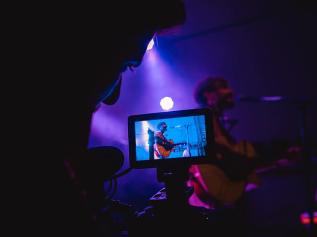 um da camera filma in concert
