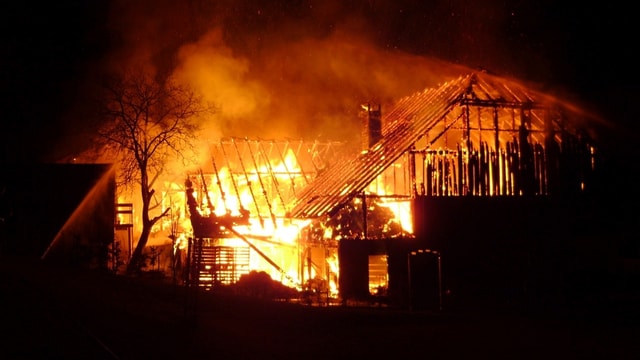 Das Bauernhaus steht in Vollbrand. Das Bauernhaus steht in Vollbrand.