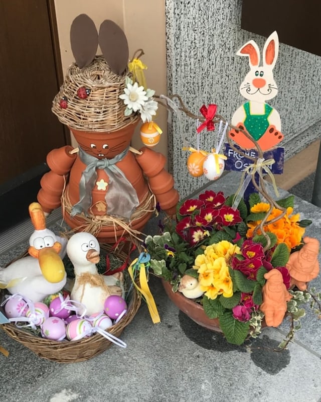 Osterdekoration vor einer Haustür.