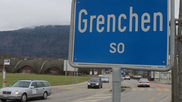 Ortsschild Grenchen, im Hintergerund Autos. Ortsschild Grenchen, im Hintergerund Autos.