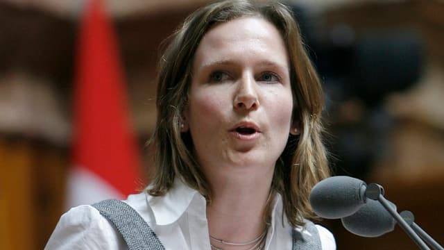Evi Allemann vor zwei Mikrofonen. Evi Allemann vor zwei Mikrofonen.
