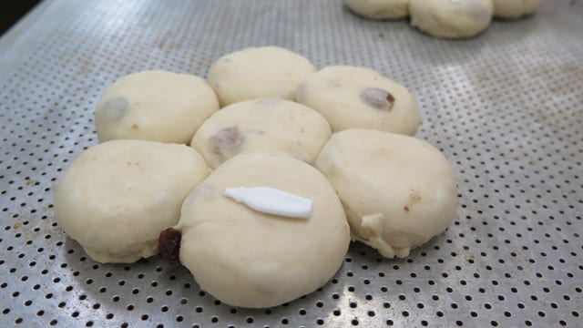 Die Plastikkönige werden in den Teig gedrückt. Die Plastikkönige werden in den Teig gedrückt.
