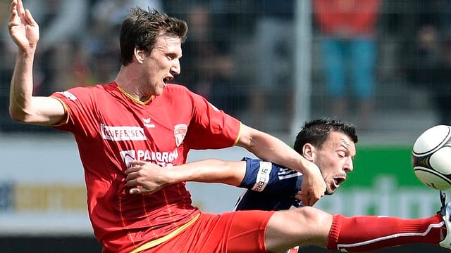 Zweikampf zwischen Thun und Luzern. Das Spiel endete 1 zu 1 unentschieden Zweikampf zwischen Thun und Luzern. Das Spiel endete 1 zu 1 unentschieden