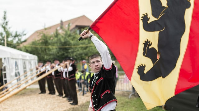 Ein Fahnenschwinger beim Emmentalischen Schwingfest 2016. Ein Fahnenschwinger beim Emmentalischen Schwingfest 2016.