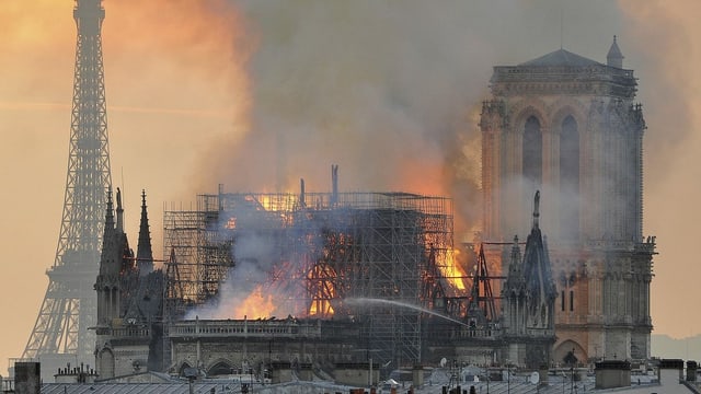 Die Kathedrale Notre-Dame de Paris war am 15. April 2019 durch einen Grossbrand stark beschädigt worden. Dach und Mittelturm des gotischen Meisterwerks wurde zerstört. Die Kathedrale Notre-Dame de Paris war am 15. April 2019 durch einen Grossbrand stark beschädigt worden. Dach und Mittelturm des gotischen Meisterwerks wurde zerstört.