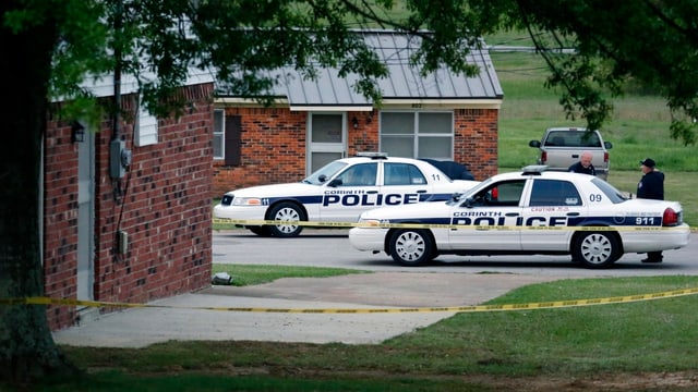 US-Polizeiautos stehen vor einem Gebäude. US-Polizeiautos stehen vor einem Gebäude.