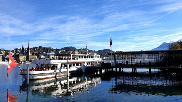 Landesteg der Ausflugsschiffe in Luzern. Landesteg der Ausflugsschiffe in Luzern.