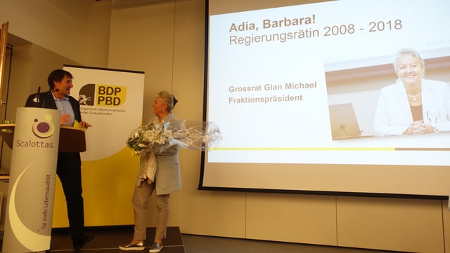 Gian Michael onurescha l'anteriura cussegliera guvernativa da la PBD Barbara Janom Steiner per ses merits politics. Gian Michael onurescha l'anteriura cussegliera guvernativa da la PBD Barbara Janom Steiner per ses merits politics.