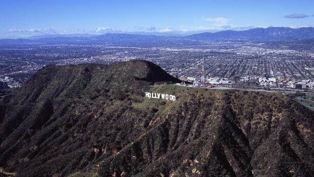 Auf dem Bild ist der bekannte Hollywood Schriftzug zu sehen, dahinter die Vorstadt Burbank. Auf dem Bild ist der bekannte Hollywood Schriftzug zu sehen, dahinter die Vorstadt Burbank.