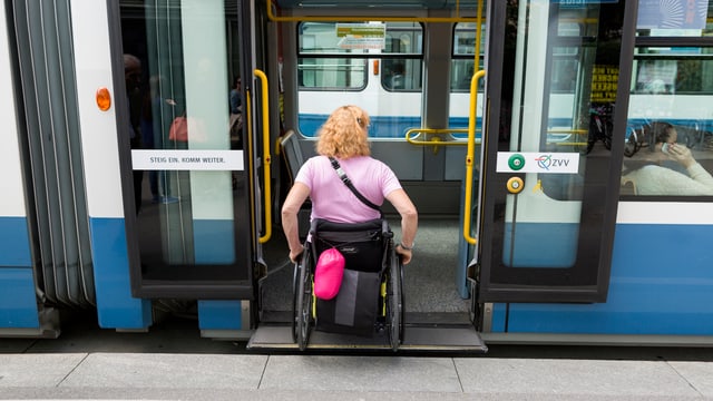 Rollstuhlfahrerin steigt in Tram ein Rollstuhlfahrerin steigt in Tram ein
