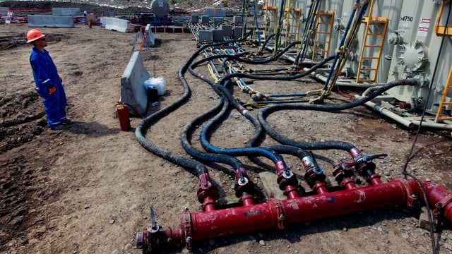 Im amerikanischen Colorado überwacht ein Mitarbeiter, wie Wasser, Sand und Chemikalien ins Gestein gepresst werden. Im amerikanischen Colorado überwacht ein Mitarbeiter, wie Wasser, Sand und Chemikalien ins Gestein gepresst werden.