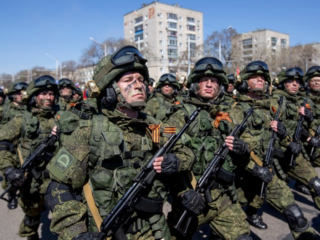 Soldaten in Kampfuniform und Gewehren