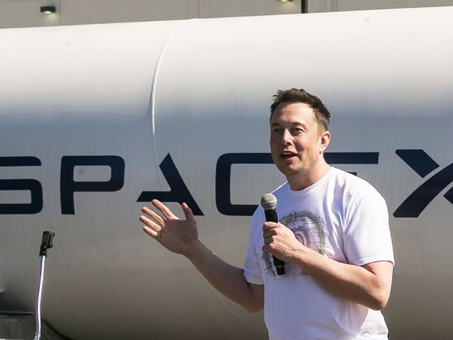 Elon Musk vor einer Rakete seiner Firma SpaceX. Elon Musk vor einer Rakete seiner Firma SpaceX.