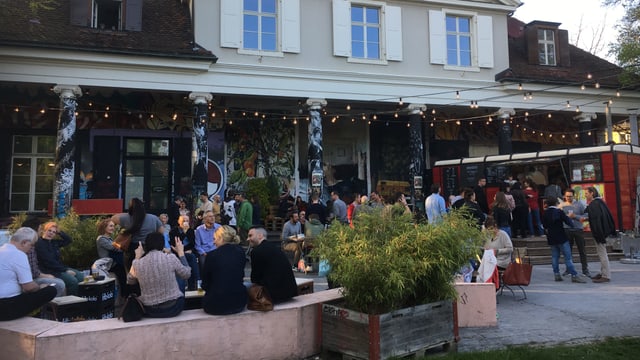 Buvette vor dem Sommercasino mit vielen Besuchern. Buvette vor dem Sommercasino mit vielen Besuchern.