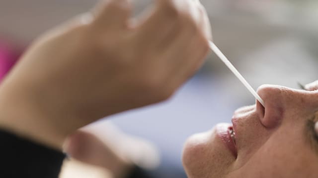 Frau nimmt selber eine Probe in der Nase. Frau nimmt selber eine Probe in der Nase.