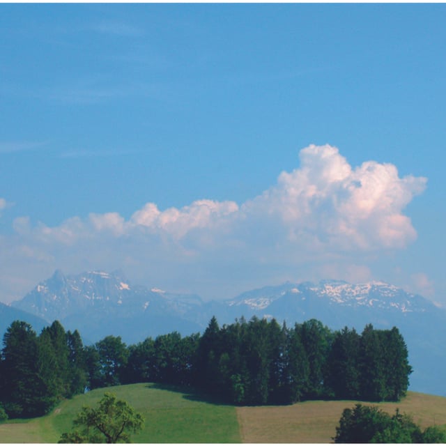 Eine Quellwolke über den Bergen, bereits etwas grösser als ein Cumulus humilis. Eine Quellwolke über den Bergen, bereits etwas grösser als ein Cumulus humilis.