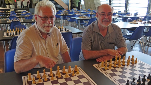 Die beiden vor Schachbrettern im Kongresshaus Biel Die beiden vor Schachbrettern im Kongresshaus Biel