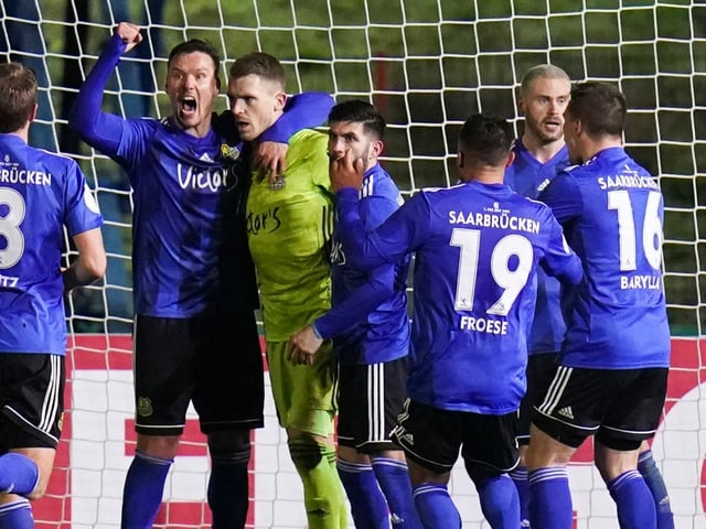 Saarbrücken-Torhüter Daniel Batz mit seinen Teamkollegen. Saarbrücken-Torhüter Daniel Batz mit seinen Teamkollegen.
