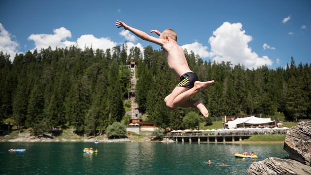 Kind, das ins Wasser springt Kind, das ins Wasser springt