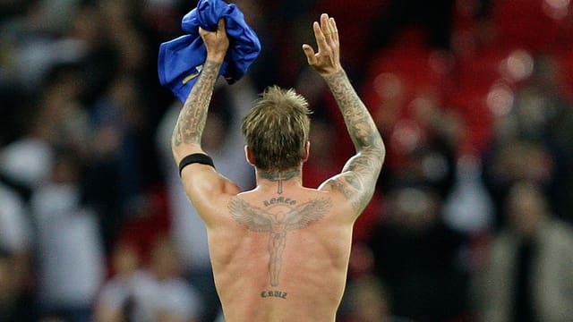 Der Rücken von David Beckham ist tätowiert. Der Rücken von David Beckham ist tätowiert.