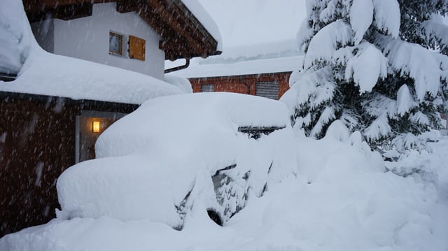Verschneite Garageeinfahrt in Sedrun. Verschneite Garageeinfahrt in Sedrun.